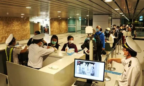 Người già, trẻ nhỏ đổ bệnh vì nắng nóng ảnh 1 Bác sĩ Bệnh viện Nhi đồng 1 đang thăm khám cho bệnh nhi