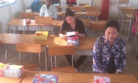 Học sinh tặng quà cho phụ huynh