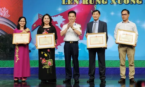 Ông Johnathan Hạnh Nguyễn nhận bằng khen của Bộ Tư lệnh Cảnh sát biển 