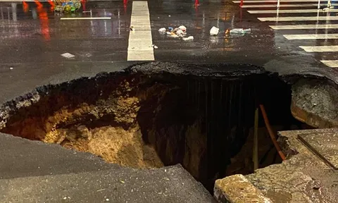 “Hố tử thần” xuất hiện trên đường phố sau cơn mưa lớn tại quận Gò Vấp