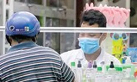 TPHCM đưa khẩu trang và nước sát khuẩn vào diện bình ổn thị trường