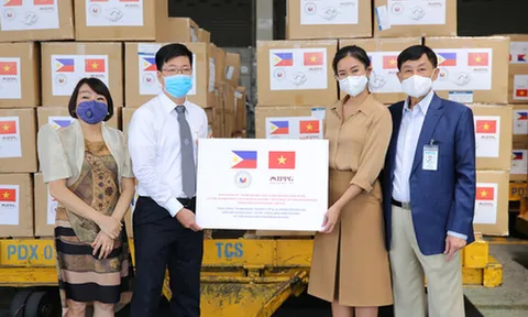 Rich kid Tiên Nguyễn lặng thầm làm từ thiện, chung tay gánh vác công việc của gia đình