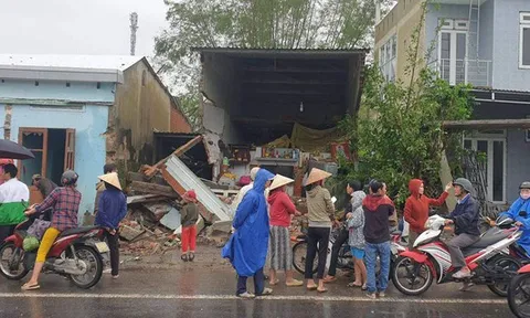 Xe container leo vỉa hè tông liên tiếp 7 ngôi nhà ở Quảng Nam