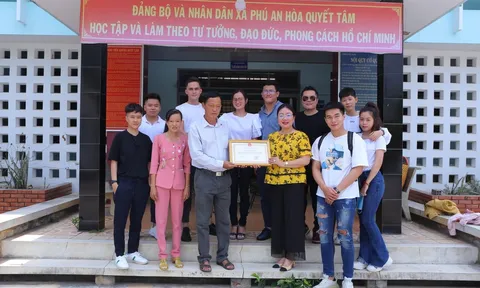 Bằng Kiều cùng các nghệ sĩ trẻ làm từ thiện hạn mặn Bến Tre