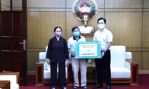 Xúc động câu chuyện đôi vợ chồng già dành 100 triệu đồng không đi du lịch để chống dịch Covid-19