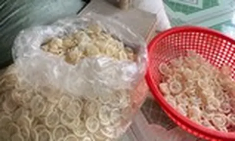 Phát hiện 324.000 bao cao su (360kg) đã qua sử dụng đang tái chế ở nhà trọ