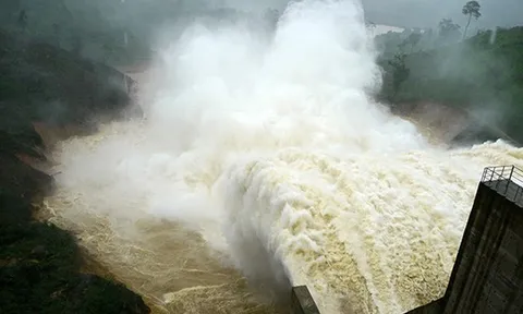 Bão mới sắp vào, thủy điện miền Bắc và miền Trung đua xả lũ