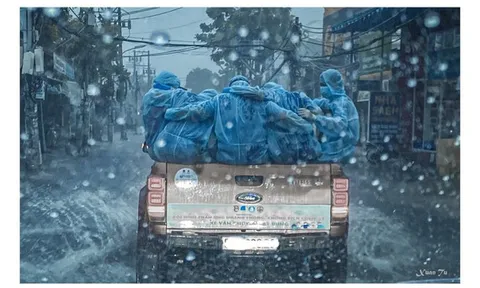 Xúc động khoảnh khắc những tình nguyện viên áo xanh đội mưa chống dịch Covid-19