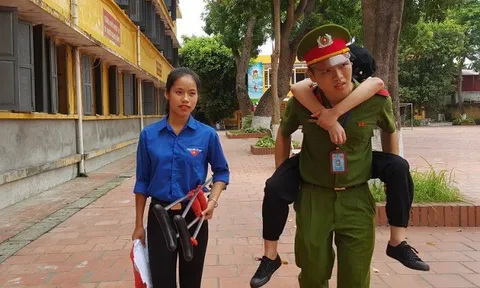 Hotboy HV Cảnh sát 3 ngày cõng thí sinh gãy chân vào phòng thi