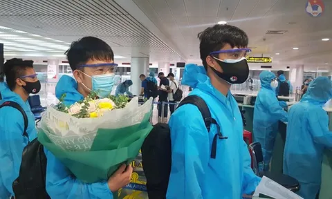 Có 2 người dương tính với Covid-19 trên chuyến bay chở đội tuyển Việt Nam về nước