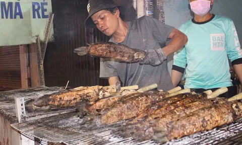 Sôi động phố bán cá lóc nướng ngày vía Thần Tài tại TPHCM