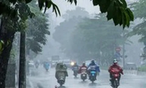 Miền Nam mưa dông, miền Bắc nắng nóng