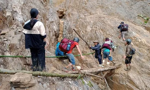 Băng rừng cõng hàng về thôn