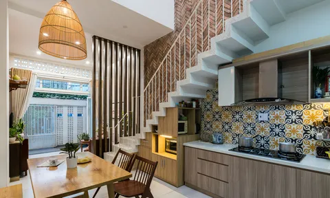 Ngôi nhà cũ 53 m2 sau 30 năm sử dụng trở nên rộng rãi hơn sau tu sửa