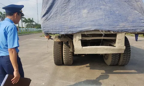 Ninh Bình: Kỳ lạ chiếc xe chở đầy hàng bị bỏ lại, cán bộ giao thông phải túc trực tìm chủ