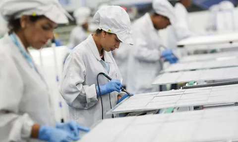 Hàng loạt hãng ô tô chuyển sang sản xuất.... máy thở, khẩu trang