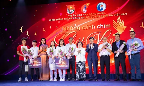 IPPG tặng 2 tỷ đồng cho 2 đội tuyển bóng đá Việt Nam