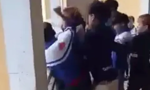 Xuất hiện clip học sinh lớp 8 bị đánh hội đồng dã man