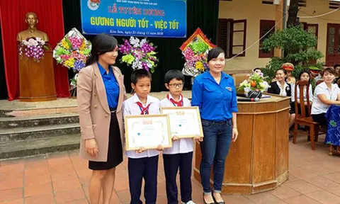 2 học sinh nghèo nhặt được ví tiền trả lại người mất