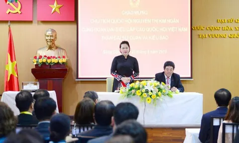 Chủ tịch Quốc hội gặp gỡ cộng đồng người Việt Nam tại Thái Lan