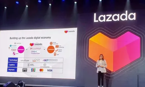 Người dùng mua hàng trên LazMal “xài sang” hơn