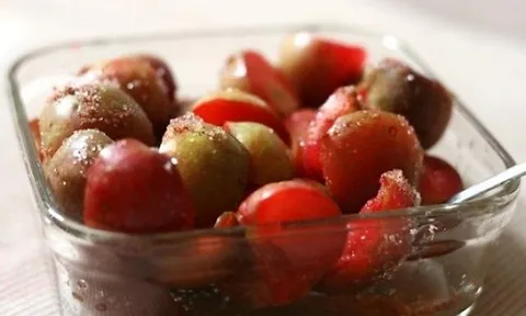 5 phút để có hộp mận dầm chua ngọt cực ngon cho bạn gái