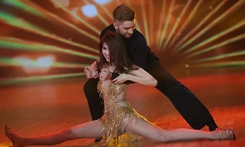 Ngọc Trinh thực hiện động tác kỳ lạ khiến fan thắc mắc