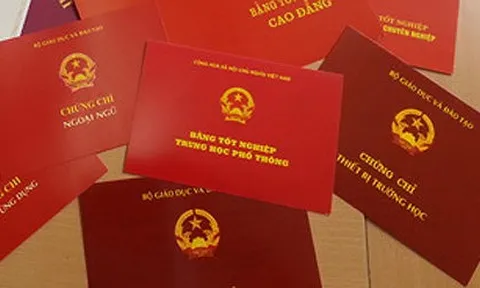 Khởi tố chủ tịch xã dùng bằng giả để thăng tiến