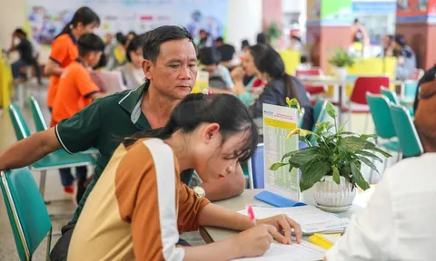 Điểm chuẩn HUTECH tăng mạnh ở nhiều ngành, “bão" thí sinh nộp hồ sơ học bạ