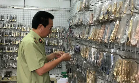 Đồng hồ giả hàng hiệu bán theo cân, giá vài chục nghìn đồng