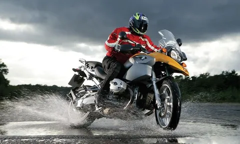 Lái xe máy trong mưa bão cần chú ý gì?