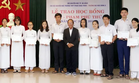 Trao học bổng STF-Phạm Phú Thứ cho HS trường THPT Phan Châu Trinh
