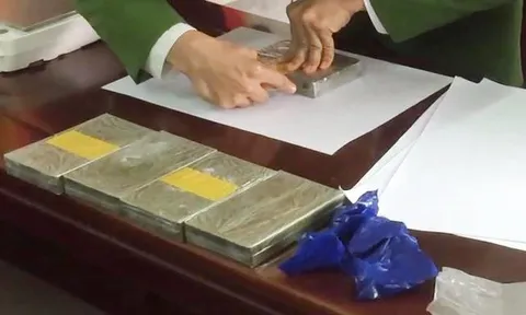 Bị “tóm” khi đang bán “hàng trắng”