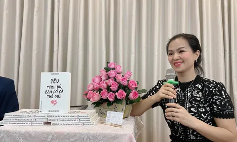 Ra mắt sách “Yêu mình đủ, bạn có cả thế giới” 