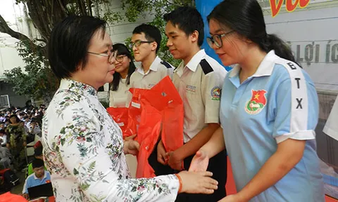 “Nối dài ước mơ” cho học sinh nghèo