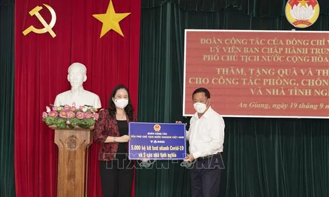 Phó Chủ tịch nước trao quà hỗ trợ công tác phòng, chống dịch COVID-19 tại An Giang