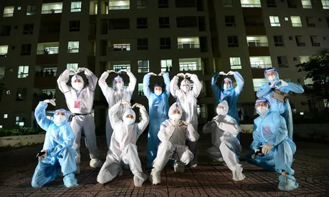 Cẩm Vân, Phương Thanh, Tóc Tiên… mặc đồ bảo hộ, hát ở bệnh viện dã chiến