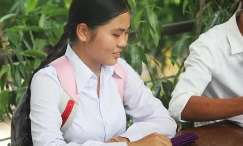 Nữ sinh bật khóc vì lạc đường, đi bộ 10 km xét tuyển đại học