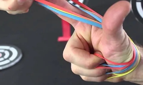 Bảo mẫu bật dây thun vào trẻ để ổn định trật tự