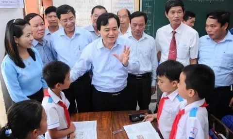 Bộ GD&ĐT trao gần 1,5 tỷ đồng cho ngành giáo dục miền Trung