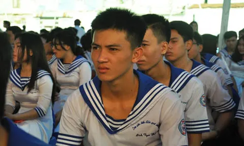 Câu chuyện xúc động của nữ sinh lớp 12 trong ngày khai giảng