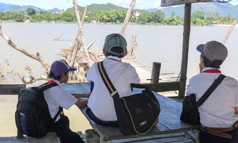 Cầu sập, học sinh chui đường hầm tàu hỏa đến trường