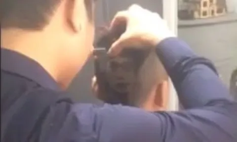 Chàng trai cắt tóc hình Công Phượng cổ vũ cho đội Việt Nam
