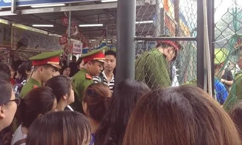 Teen Hà Nội hoang mang vì chợ phiên container bất ngờ bị công an buộc đóng cửa