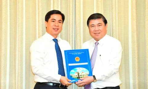 Chủ tịch UBND TPHCM Nguyễn Thành Phong trao các quyết định nhân sự