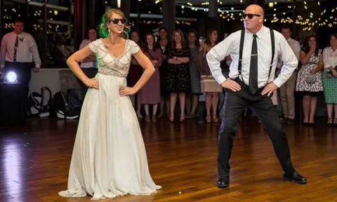 Cô dâu 9X cùng cha nhảy tưng bừng trong đám cưới