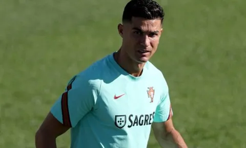 Ronaldo dự bị ở Man.Unted nên phải “làm nóng” bằng đá giao hữu