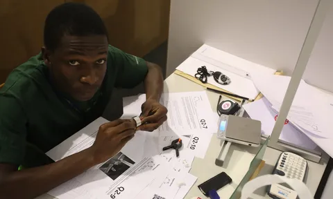 "Đột nhập" phòng thi Olympic Vật lý Quốc tế: Mỗi người 1 ô vuông riêng biệt, muốn đi toilet phải giơ lá cờ có chữ WC