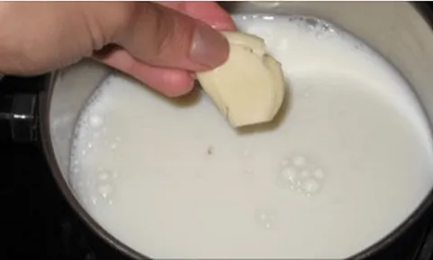 Cho tỏi vào sữa để trị bách bệnh