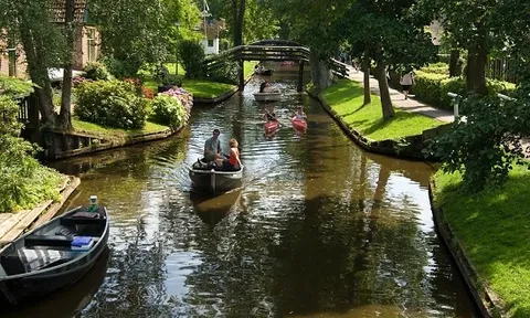 Ngôi làng không có đường đi, chỉ có những dòng sông nhỏ đẹp đến nao lòng